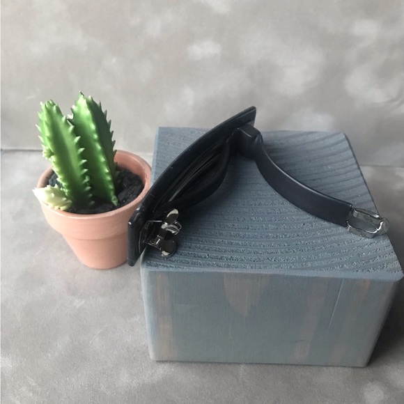 Barrette Hair Clip lined by Loctia with a black liner. - Picture 6 of 6